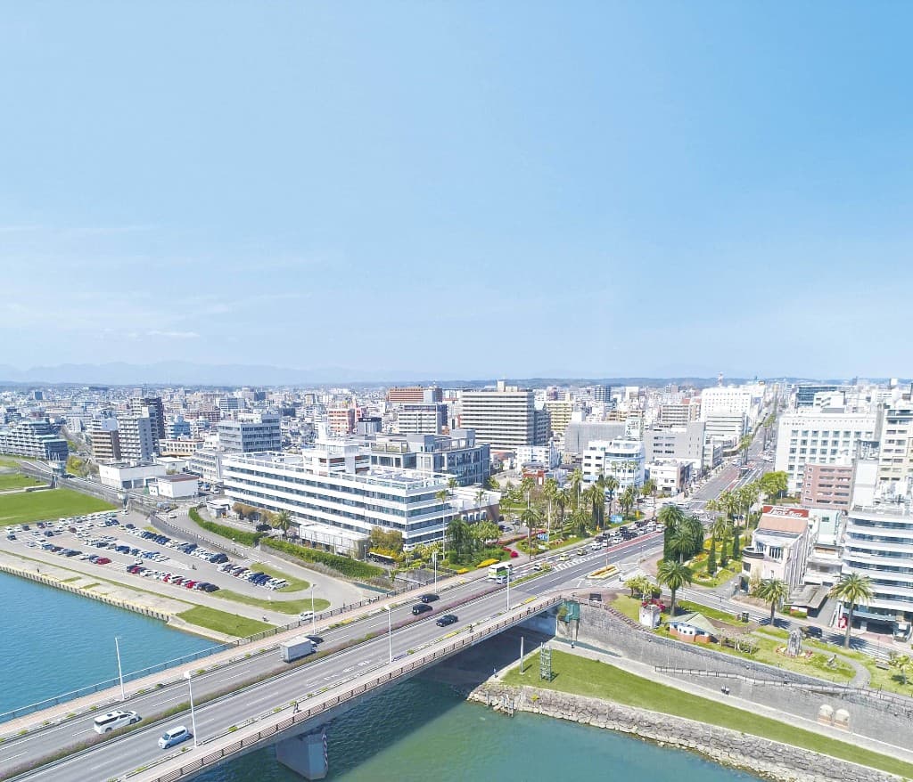 宮崎の街並みと川・橋の風景写真