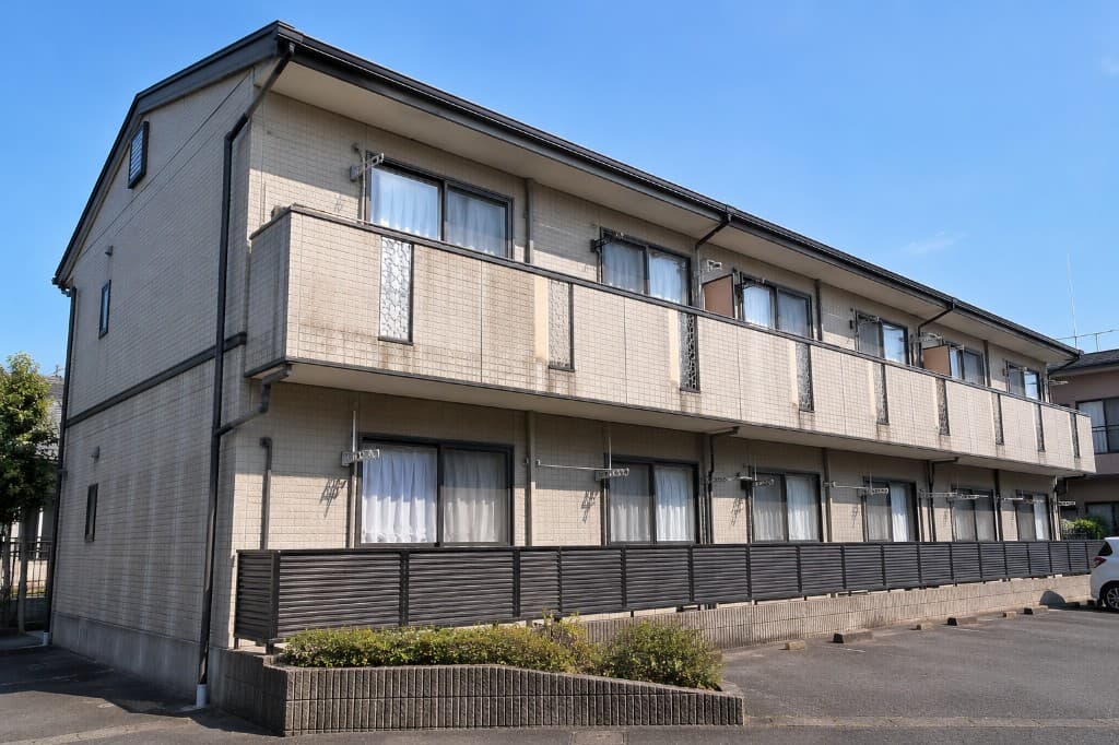 外壁や共用部のメンテナンスが必要な集合住宅の外観