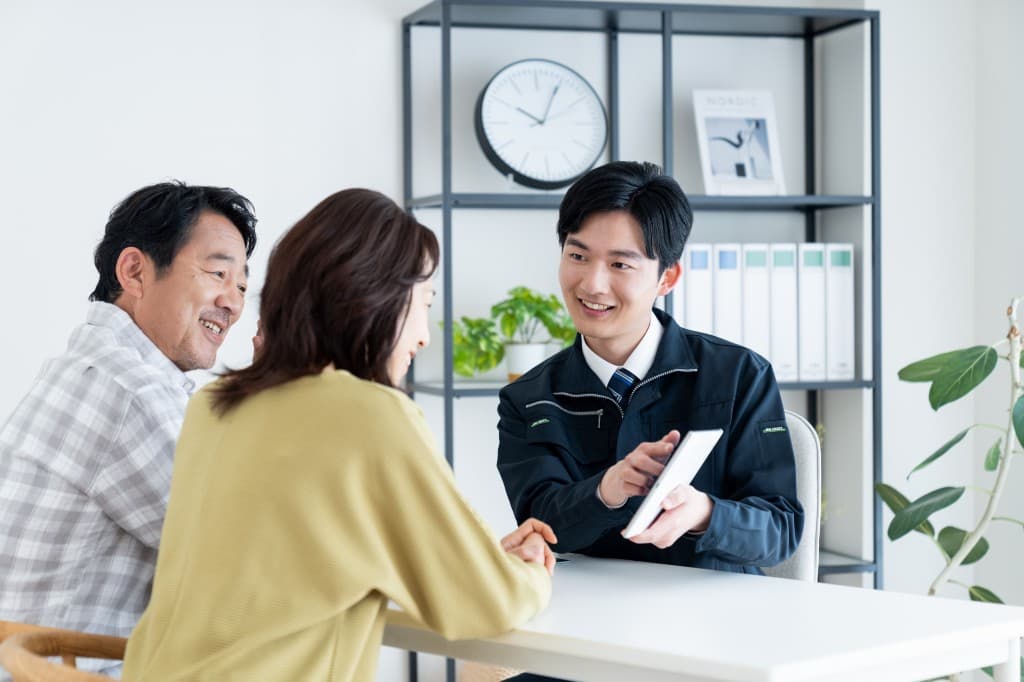 担当者がタブレットで説明しご夫婦が相談している写真