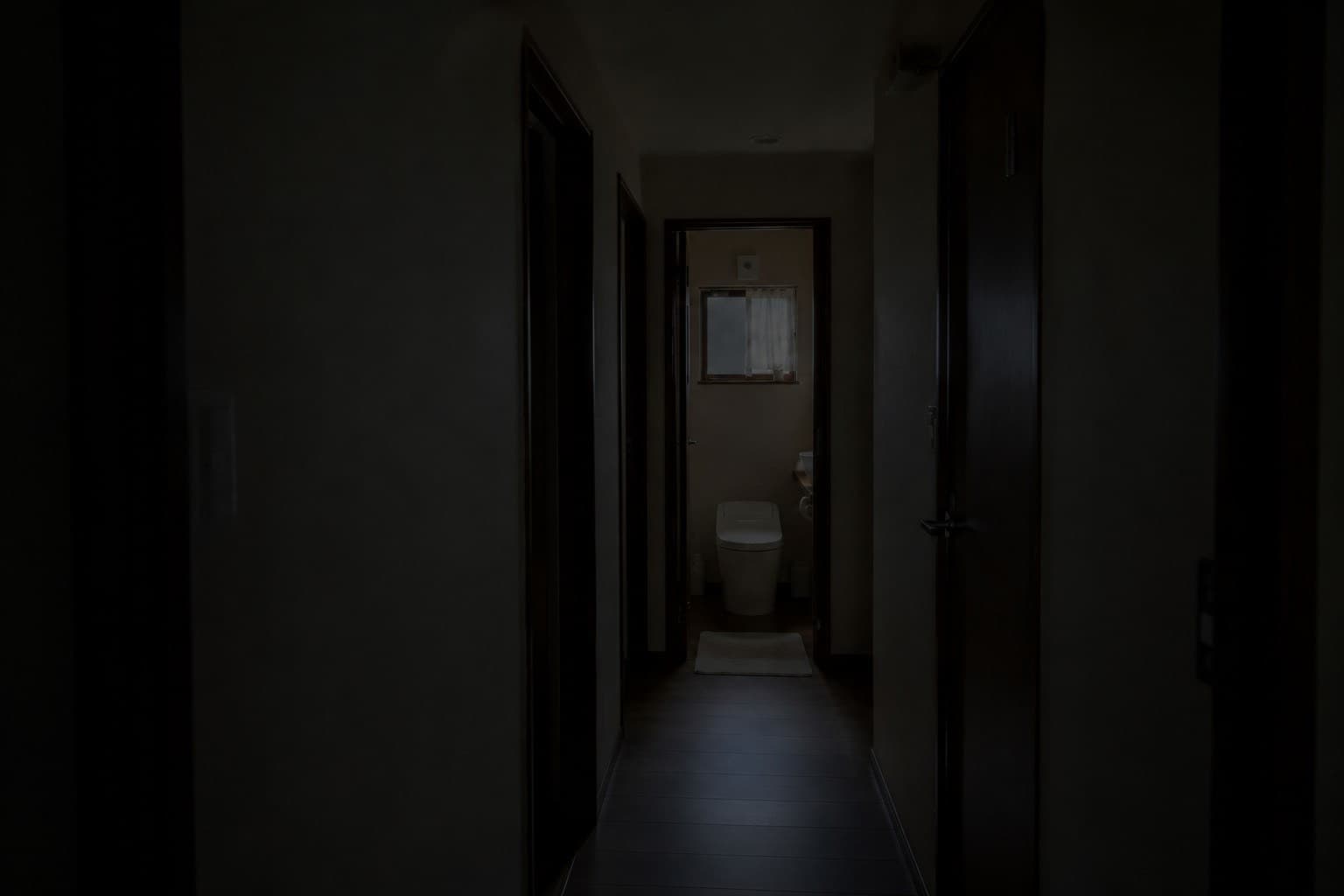 お悩み「廊下が暗い・トイレが遠い」を表す写真