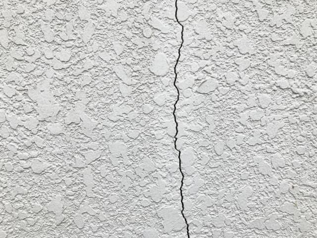 外壁やタイルにヒビがある